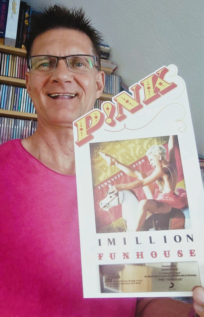 Foto André Prager mit Millionen Award PINK "Funhouse"