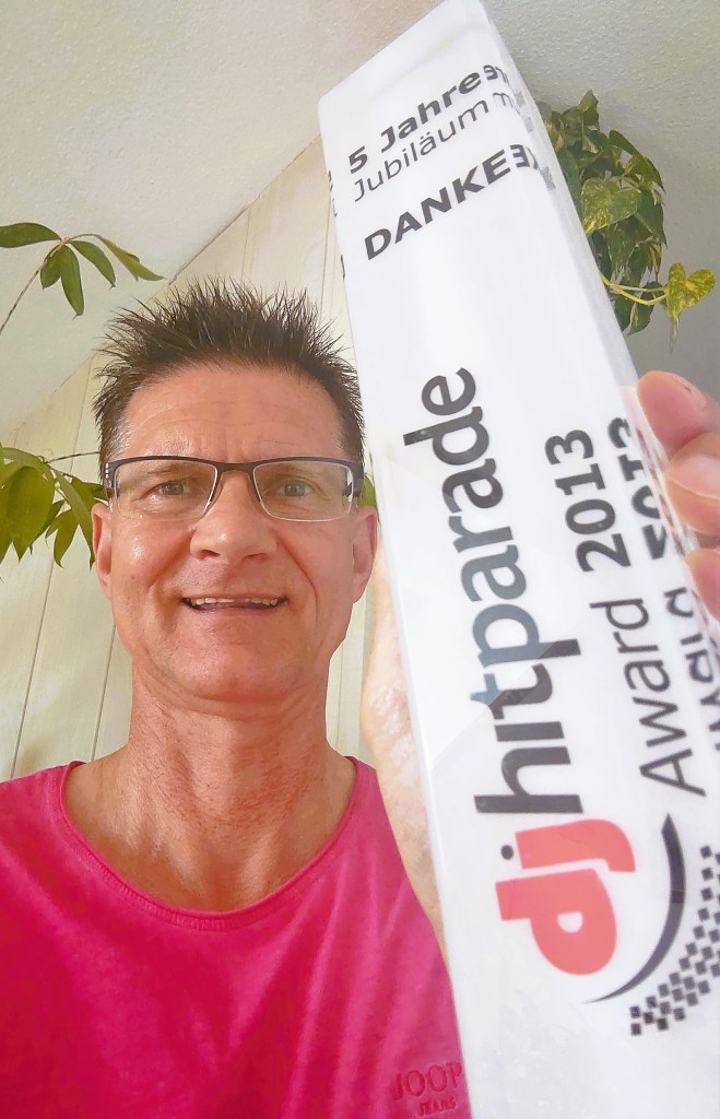 Foto André Prager mit Award zu "5 Jahre Jubiläum dj-hitparade" 