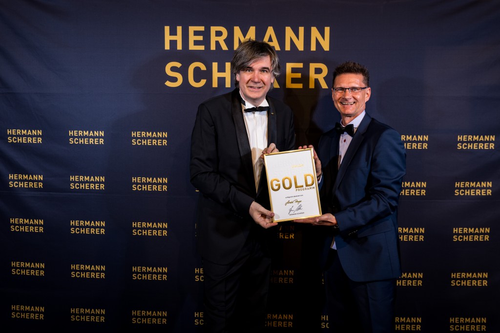 Foto Übergabe Diplom "Gold-Programm" an André Prager durch Hermann Scherer