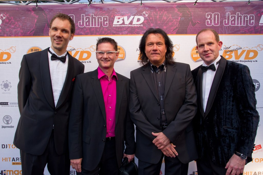 Foto André Prager mit dem Vorstand des Berufsverbandes Discjockey e.V. (Dirk Wöhler) und Schlagerstar Andreas Martin